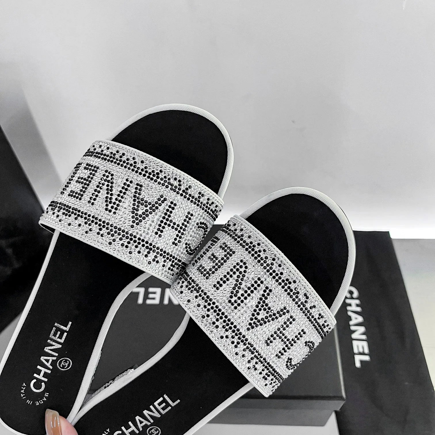 👟👟Ex-factory price 440👟👟 Xiaoxiang Chanel rhinestone slippers with large black rhinestone letters, these really blingbling slippers are full of diamonds. They are both classic and artistic, and can be styled according to your daily style. The characteristic is that the hot diamonds are particularly shiny. They are made with heavy craftsmanship and are not easy to fall off. They have the sexy temperament of celebrities and are versatile. Color: black, white, 35-40 leather outsole